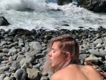Adolescente rusa traga semen caliente en una playa pública de California - Eva Elfie