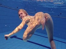 Hot Elena muestra lo que puede hacer bajo el agua