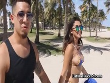 Latina en bikini impecable va de la playa a la polla