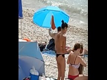 Chica en topless hace masaje en playa de barcelona