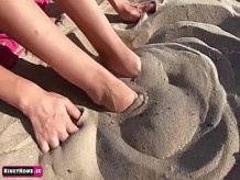 La chica de la playa muestra sus hermosas piernas