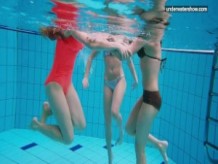 3 chicas desnudas se divierten en el agua
