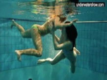Dos sexy amateurs mostrando sus cuerpos bajo el agua