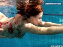 Adolescente en cámara lenta en natación checa