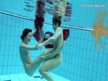 Dos chicas bajo el agua amándose
