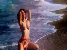 Mia Diamond masturbación erótica y sensual en la playa