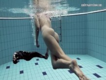 Sirena rusa desnuda en la piscina