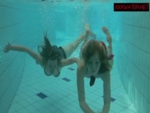 Nastya y Libuse se divierten bajo el agua