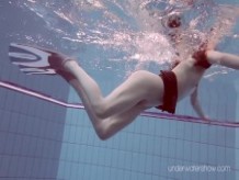 Roxalana pelirroja caliente nadando en la piscina