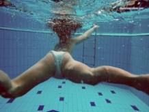 La adolescente más caliente Alla Birtakik en la piscina