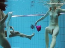 Lera y Sima Lastova sexy chica bajo el agua