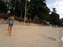 Upskirt SIN BRAGUITAS e inserción de BUTT PLUG en PUBLIC Miami Style Beach