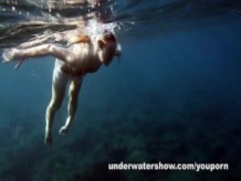 Nastya nadando desnuda en el mar