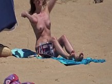 Dama alemana en topless en la playa