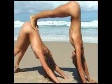Chicas desnudas en la playa doble yoga