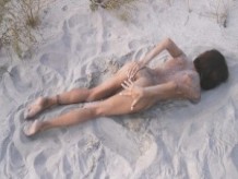 Adolescente nudista amateur se folla el estrecho coño con un enorme pepino en una playa pública. Termina con una pipí.