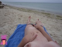 Me estaba masturbando en la playa y me atrapó un extraño. Me lamió