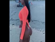 Mírala caminando en la playa