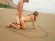¡Novia adolescente caliente sorprende a su novio con su coño mojado en una playa pública!