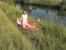 La milf desnuda de Riverside tomando el sol no es tímida con los pescadores al azar. Al aire libre. Playa salvaje. Desnudez pública