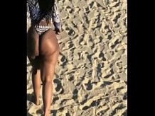 Cherokee D Ass tambaleándose en la playa