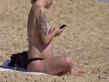 Hermosa tetona embarazada en topless en la playa 06