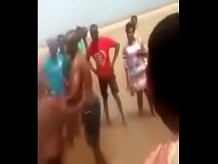 Follada mozambiqueña en la playa