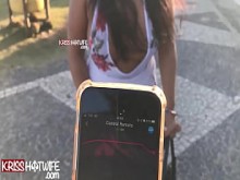 Kriss Hotwife con exuberante vibrador remoto en la playa pública