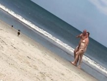 damas en una playa nudista disfrutando de lo que ven