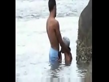 En la playa mostrando pareja amateur teniendo follada no simulada