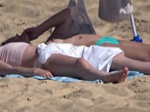 Topless con amigos en la playa 02