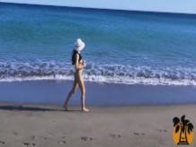 Desnudez pública caliente caminando desnudo en la playa y en la calle. MiaAmahl