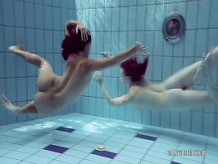 Chicas de culo redondo y tupido se desnudan y nadan