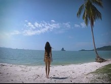Micro bikini se burla de adolescente sexy que camina en la playa