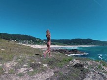 Chica rusa Sasha Bikeyeva - España Galicia playa Doninos. Cuerpo perfecto chica nudista desnuda provocando y bailando en la costa del océano Atlántico