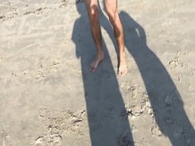 Rubia y morena traviesas caminando en bikini en la playa, para ver más videos, visite YouTube.com & sol; ThonynhoVlogs