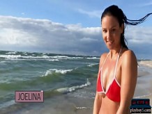 La milf alemana Joelina se desnuda en la playa