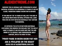 Proxy Paige en micro bikini puño su culo y prolapso en la playa