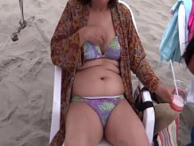 Mi esposa latina, hermosa madre de 58 años disfruta de la playa, luce, muestra su coñito peludo en bikini, se masturba, orgasmos intensos, corrida en su delicioso cuerpo