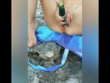 Masturbándose en una playa pública acaba masturbándose con un extraño