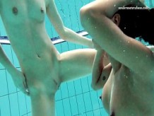 Dos lesbianas sexys en la piscina