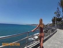 PISS PISS TRAVEL - Chica rusa en micro bikini orina en público en Gran Canaria