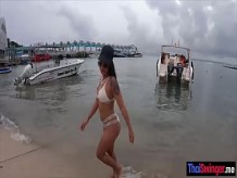 Se burlan de la playa y follan románticamente con la esposa tailandesa