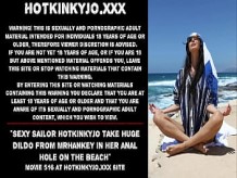 La sexy Sailor Hotkinkyjo recibe un enorme consolador de mrhankey en su agujero anal en la playa