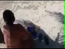 Mary esposa luciendo en una playa pública en un microbikini, casi desnuda para que todos la vean, quiere ver otro video como este & quest; Comentario...