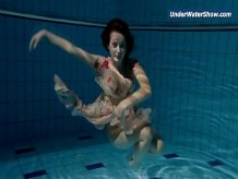 Adolescente en cámara lenta en natación checa