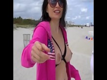 Esposa exhibicionista 46 - ¡Mi amiga rusa Tatiana mostrando sus jugosas tetas y su coño afeitado en una playa pública!