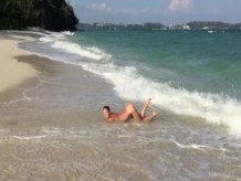 ¡La sirena adolescente tetona Delilah lava su cuerpo desnudo con curvas en la orilla!
