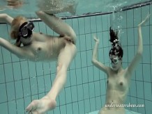 Chicas nadando bajo el agua y disfrutando mutuamente