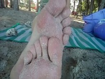 MILF te provoca con sus pies en miniatura en la playa, jugando con ellos en la arena y el mar.